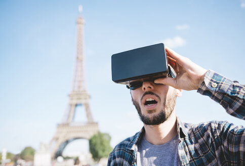 Frankreich, Paris, Mann reist mit Virtual-Reality-Brille nach Paris - GEMF000910