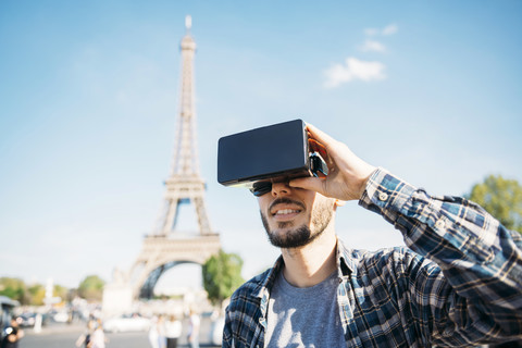 Frankreich, Paris, Mann reist mit Virtual-Reality-Brille nach Paris, lizenzfreies Stockfoto