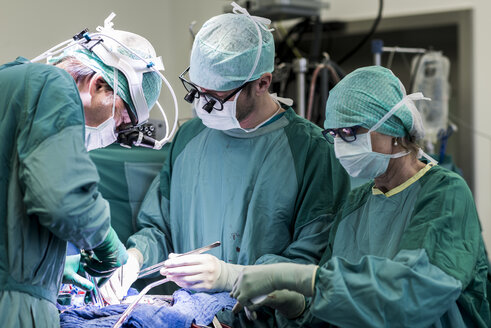 Herzchirurgen und OP-Schwester während einer Herzklappenoperation - MWEF000051