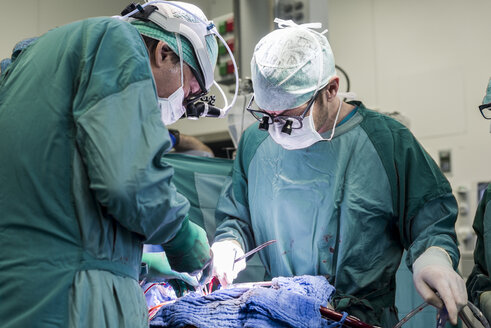 Herzchirurgen und OP-Schwester während einer Herzklappenoperation - MWEF000053