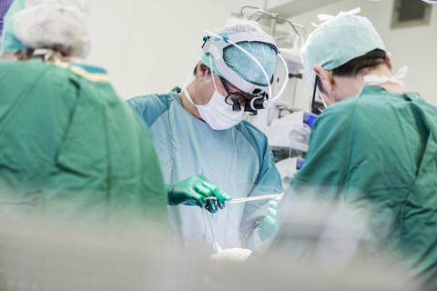 Herzchirurgen und OP-Schwester während einer Operation, lizenzfreies Stockfoto