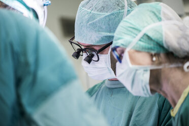 Herzchirurgen und OP-Schwester während einer Operation - MWEF000063