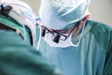 Chirurgen während einer Operation - MWEF000065