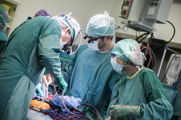 Herzchirurgen und OP-Schwester während einer Herzklappenoperation - MWEF000066