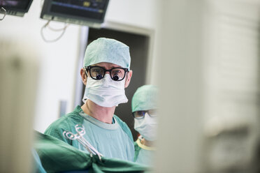 Chirurg und OP-Schwester im Operationssaal - MWEF000068