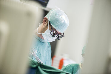 Surgeon in operating theatre - MWEF000069