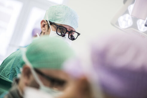 Surgeons in operating theatre - MWEF000070