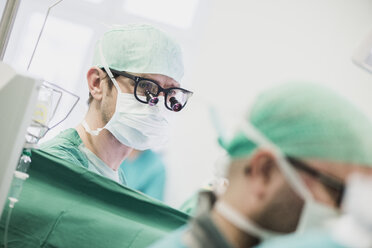 Chirurgen im Operationssaal - MWEF000071