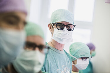 Chirurgen im Operationssaal - MWEF000072