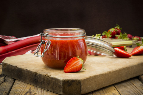 Glas Rhabarber-Erdbeer-Mus, lizenzfreies Stockfoto
