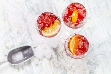 Aperol Spritz, Bitterlikör, Prosecco, Mineralwasser mit Kohlensäure und Orangenscheibe - SBDF002895