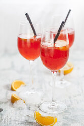 Aperol Spritz, Bitterlikör, Prosecco, Mineralwasser mit Kohlensäure und Orangenscheibe - SBDF002899