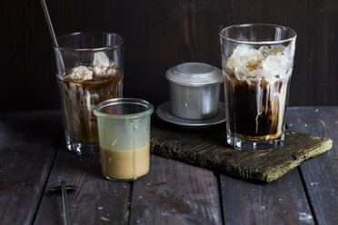 Vietnamesischer Eiskaffee mit starkem Kaffee, gesüßter Kondensmilch und Eis - SBDF002905