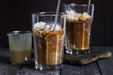 Vietnamesischer Eiskaffee mit starkem Kaffee, gesüßter Kondensmilch und Eis - SBDF002906