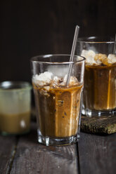 Vietnamesischer Eiskaffee mit starkem Kaffee, gesüßter Kondensmilch und Eis - SBDF002908