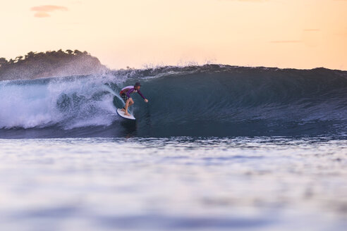 Indonesien, Insel Sumbawa, Surfer - KNTF000290