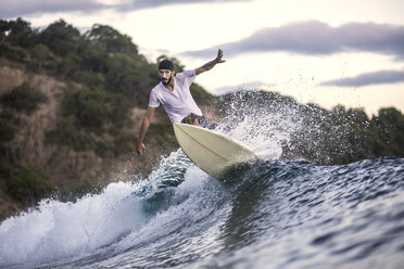 Indonesien, Insel Sumbawa, Surfer - KNTF000291