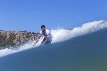 Indonesien, Insel Sumbawa, Surfer - KNTF000293