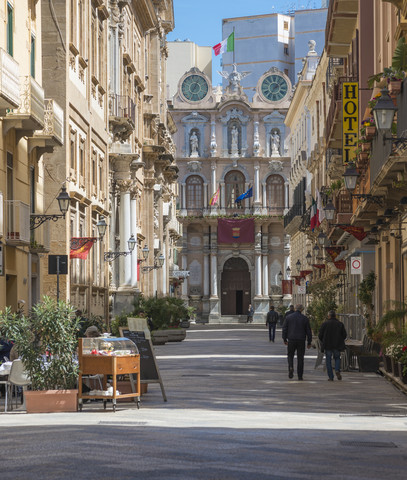 Italien, Sizilien, Trapani, Corso Vittorio Emanuele, Rathaus, Palazzo Senatorio im Hintergrund, lizenzfreies Stockfoto