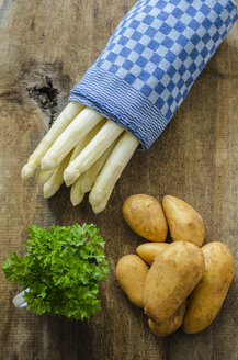 White asparagus, potatoes and parsley on wood - ODF001381