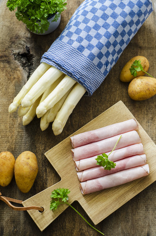 Weißer Spargel, Kartoffeln, Petersilie und gekochter Schinken, lizenzfreies Stockfoto