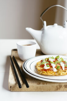 Okonomiyaki, japanische Krautpfannkuchen - HAWF000918