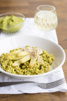 Risotto mit grünem Spargelpesto, weißen Spargelstangen und veganem Mandelparmesan - HAWF000920