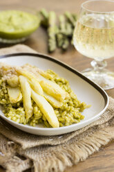 Risotto mit grünem Spargelpesto, weißen Spargelstangen und veganem Mandelparmesan - HAWF000922