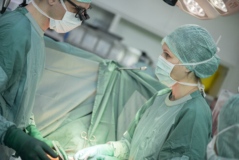 Herzchirurgen während einer Herzoperation - MWEF000088