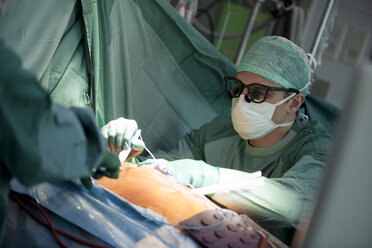Herzchirurgen während einer Herzoperation - MWEF000090