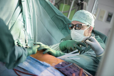 Herzchirurg während einer Herzoperation - MWEF000091