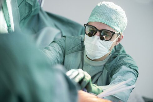 Herzchirurg während einer Herzoperation - MWEF000093