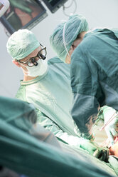 Herzchirurg während einer Herzoperation - MWEF000094