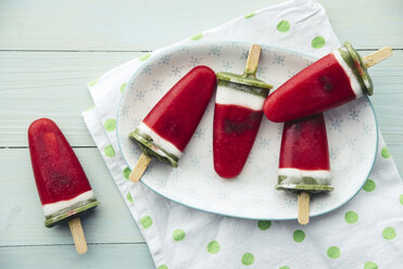 Popsicles made of strawberry with chocolate chips, coconut cream and kiwi - IPF000294