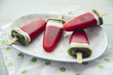 Popsicles made of strawberry with chocolate chips, coconut cream and kiwi - IPF000295