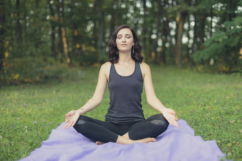 Kroatien, Frau meditiert im Lotussitz, Yoga in der Natur, lizenzfreies Stockfoto