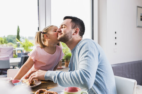 Tochter küsst Vater am Frühstückstisch - UUF007424