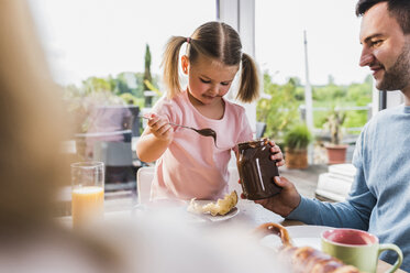 Vater und Tochter beim gemeinsamen Frühstück - UUF007425