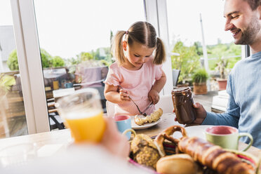 Father and daughter having breakfast together - UUF007427