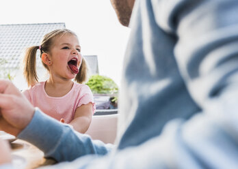 Mädchen streckt dem Vater die Zunge raus - UUF007431