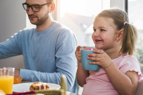 Vater und Tochter beim gemeinsamen Frühstück, lizenzfreies Stockfoto