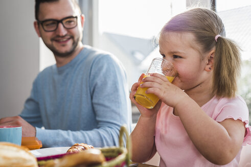 Vater und Tochter beim gemeinsamen Frühstück - UUF007437