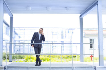 Businessman outside office building - MAEF011764