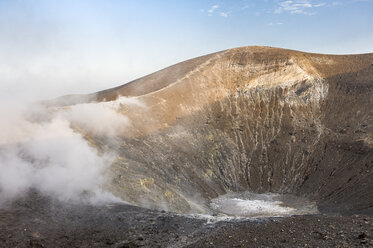 Italien, Vulcano, Blick in den Krater - HWOF000104