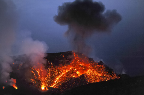 Italien, Stromboli, glühende Lava und Rauch des Vulkans Stromboli, lizenzfreies Stockfoto