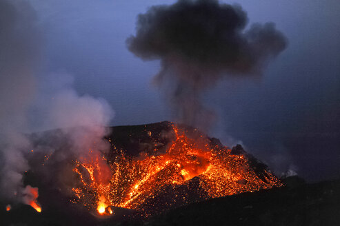 Italy, Stromboli, glowing lava and smoke of Stromboli volcano - HWOF000107