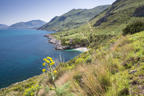 Italien, Sizilien, Provinz Trapani, Riserva naturale orientata dello Zingaro, Cala Tonnarella dell'Uzzo, lizenzfreies Stockfoto