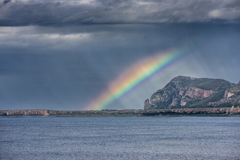 Italien, Sizilien, Provinz Trapani, Kletterfelsen Monte Monaco, Gewitterstimmung und Regenbogen - HWOF000112