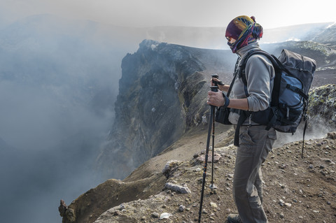 Italien, Sizilien, Ätna, Tourist schaut in den Krater, lizenzfreies Stockfoto