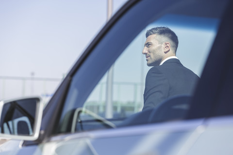 Geschäftsmann am Auto wartend, lizenzfreies Stockfoto